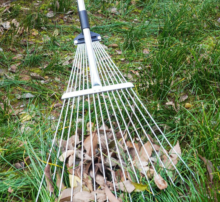 (30% di sconto) Rastrello da giardino retrattile in acciaio inox