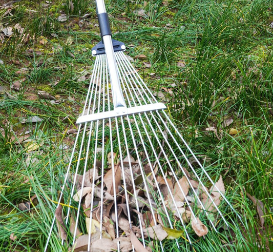 (30% di sconto) Rastrello da giardino retrattile in acciaio inox